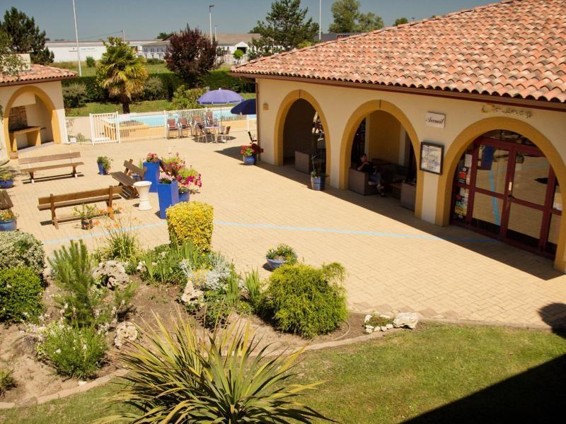 Logis Hotel Restaurant Solenca Ногаро Екстериор снимка